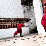 Zabawy mnichow w Dzongu Rinpung
