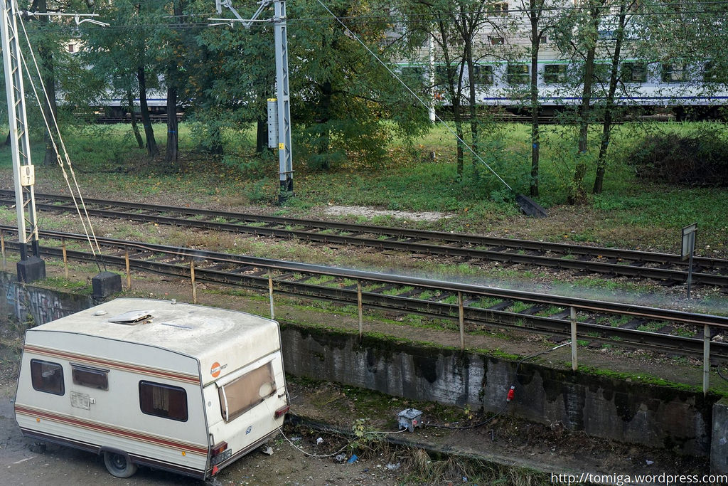 Nie wiem czy na pierwszy rzut oka dostrzeżecie relację między starą przyczepą kempingową, a przejeżdżającym w tle pociągiem.