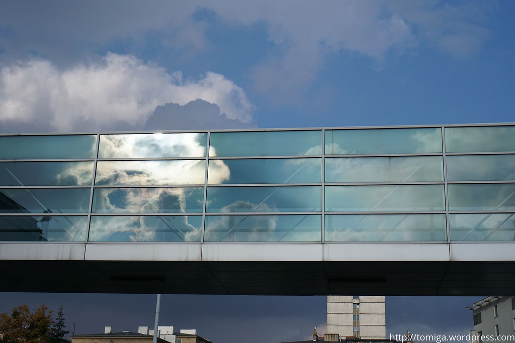Refleksy są często stosowaną techniką w fotografii ulicznej.